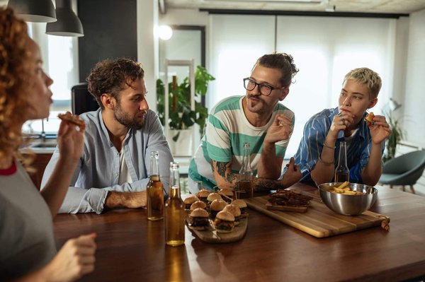 Comment organiser un événement de dégustation de chocolats artisanaux dans un café-galerie ?