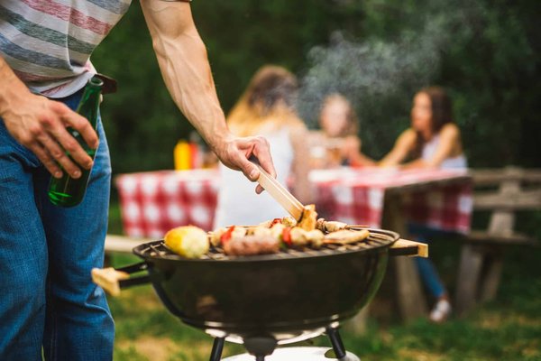 Quelles sont les techniques pour maîtriser la cuisson lente dans un restaurant spécialisé en barbecue ?