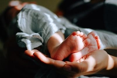 Entretien bébé : que faut-il faire les jours qui suivent la naissance ?